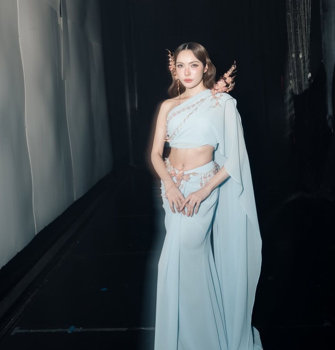 viraltakes's tweet photo. Charlotte Austin looks ethereal for her first fan meet 'Here with you.' https://t.co/Dfy2hTfoqd