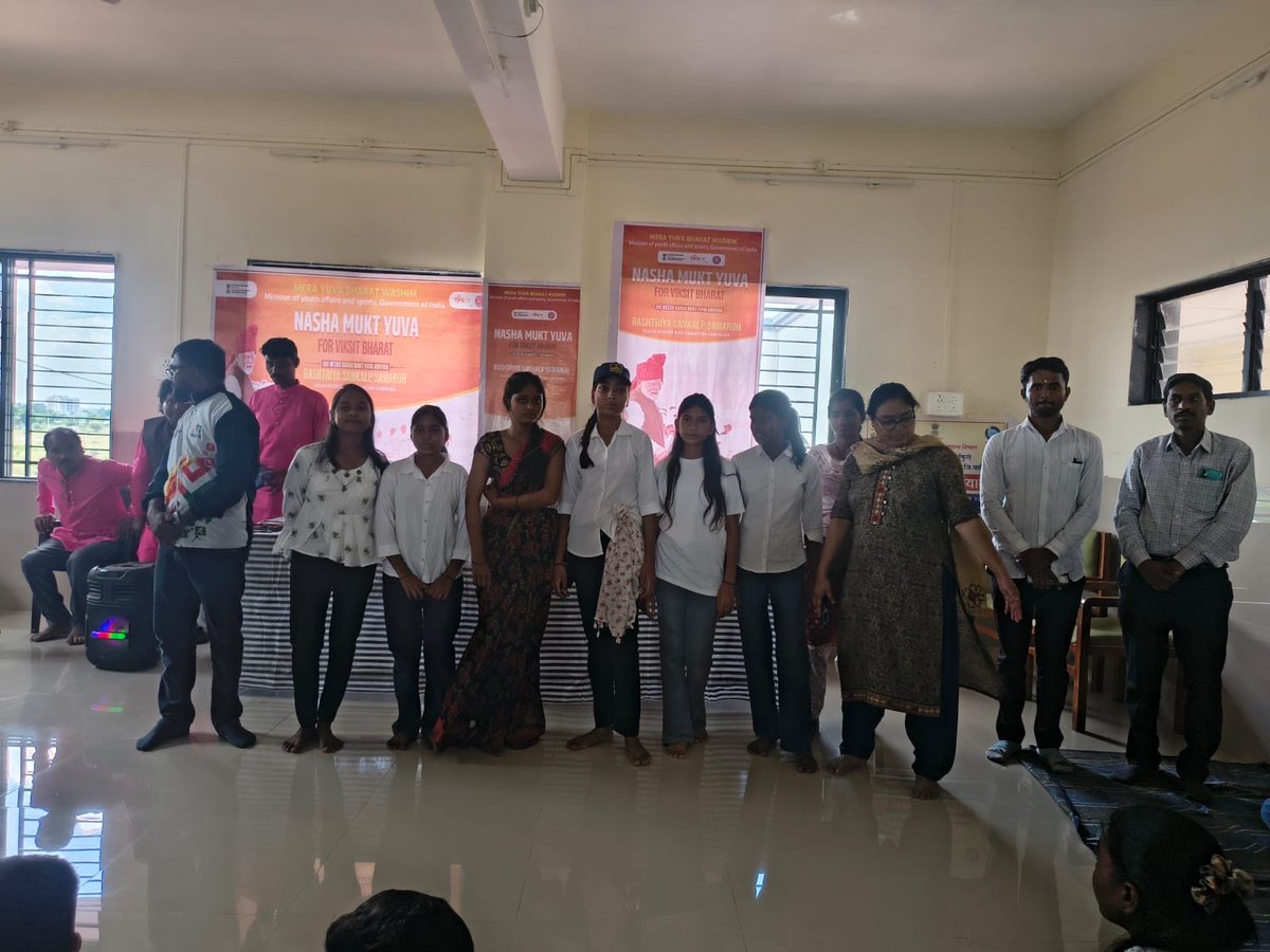 NykWashim's tweet photo. Yuva Shakti spread the message of a Nasha Mukt Bharat through a play, pledge and signature campaign during Nasha mukt Yuva for Viksit Bharat Rashtriya Sankalp Samaroh at Krantijyoti SabitriBai Phule Hostel, Mangrulpir (Washim) https://t.co/bwo5c7oH0E