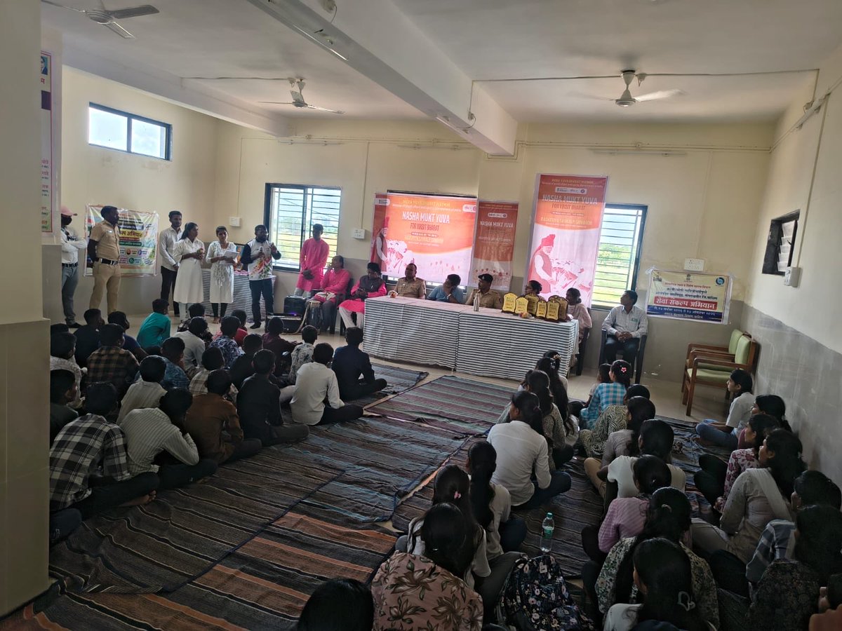 NykWashim's tweet photo. Yuva Shakti spread the message of a Nasha Mukt Bharat through a play, pledge and signature campaign during Nasha mukt Yuva for Viksit Bharat Rashtriya Sankalp Samaroh at Krantijyoti SabitriBai Phule Hostel, Mangrulpir (Washim) https://t.co/bwo5c7oH0E