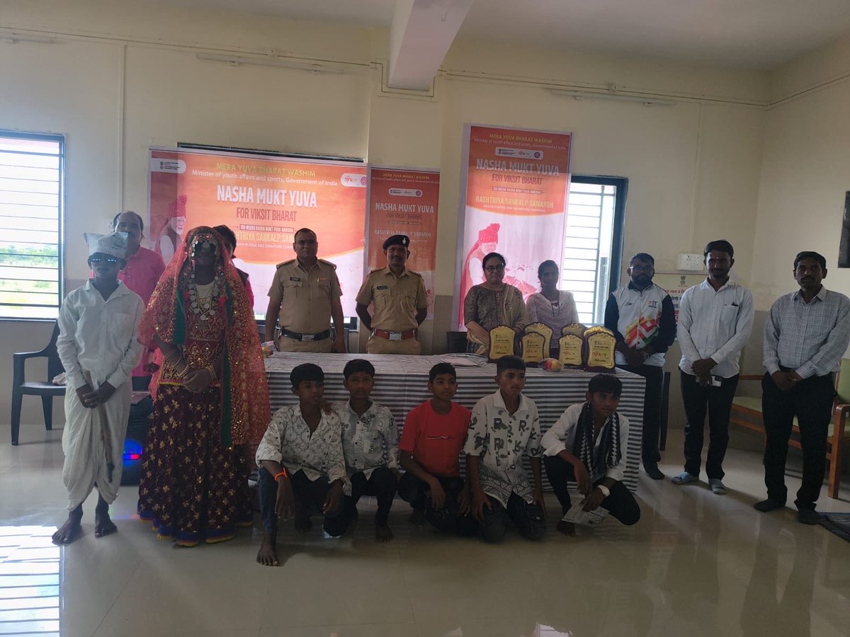 NykWashim's tweet photo. Yuva Shakti spread the message of a Nasha Mukt Bharat through a play, pledge and signature campaign during Nasha mukt Yuva for Viksit Bharat Rashtriya Sankalp Samaroh at Krantijyoti SabitriBai Phule Hostel, Mangrulpir (Washim) https://t.co/bwo5c7oH0E