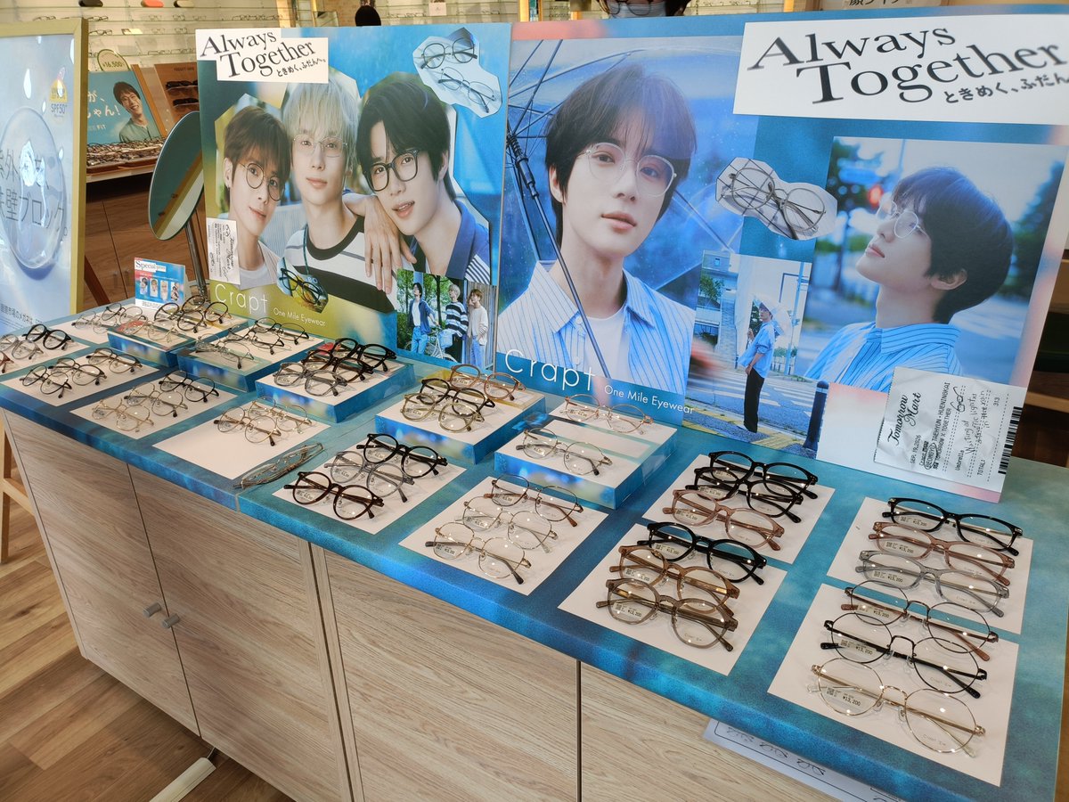 chii_1988's tweet photo. 家族で眼鏡市場へ👓️どれもオシャレ！娘が推しのポムポムプリンと私の推しボムギュをコラボさせてくれたよ🍮そして主人がカイちゃんモデルを購入♪私も細いフレームの丸眼鏡どれか欲しい！！！
ボムギュのチェキも欲しい！！ https://t.co/JBNScydcZy