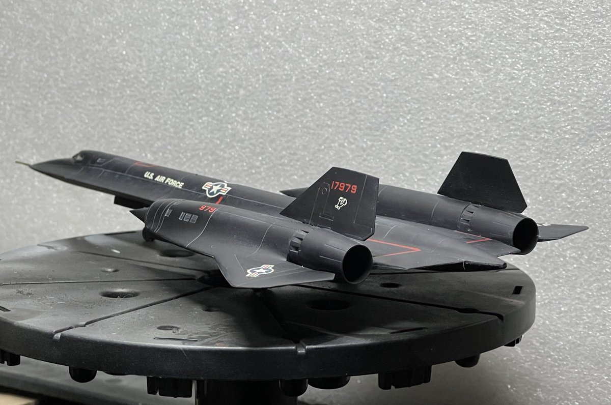 puratakkun's tweet photo. アリイ 1/144 SR-71 完成です
復帰後の初完成品が友達の製作代行()
デカール崩壊だったり合わせ目消さなかったりで時短でサクサク組んだんですが、意外と見た目が良い https://t.co/XJQI5bPZMh