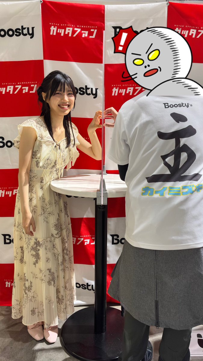 bakaichidai's tweet photo. NGTの最終兵器だと個人的に思ってるカイミズキと2S撮ってきました！
シャツの後ろを写真に収めたくて初のバックショット
このシャツめちゃくちゃ目立つやん！と写真見てびっくり😳
そりゃ界隈の方に声掛けられるよね笑
#Boostyファンまつり2026
#甲斐瑞季
#カイミズキ
#ずきちゃん https://t.co/s5xtXMFmO1