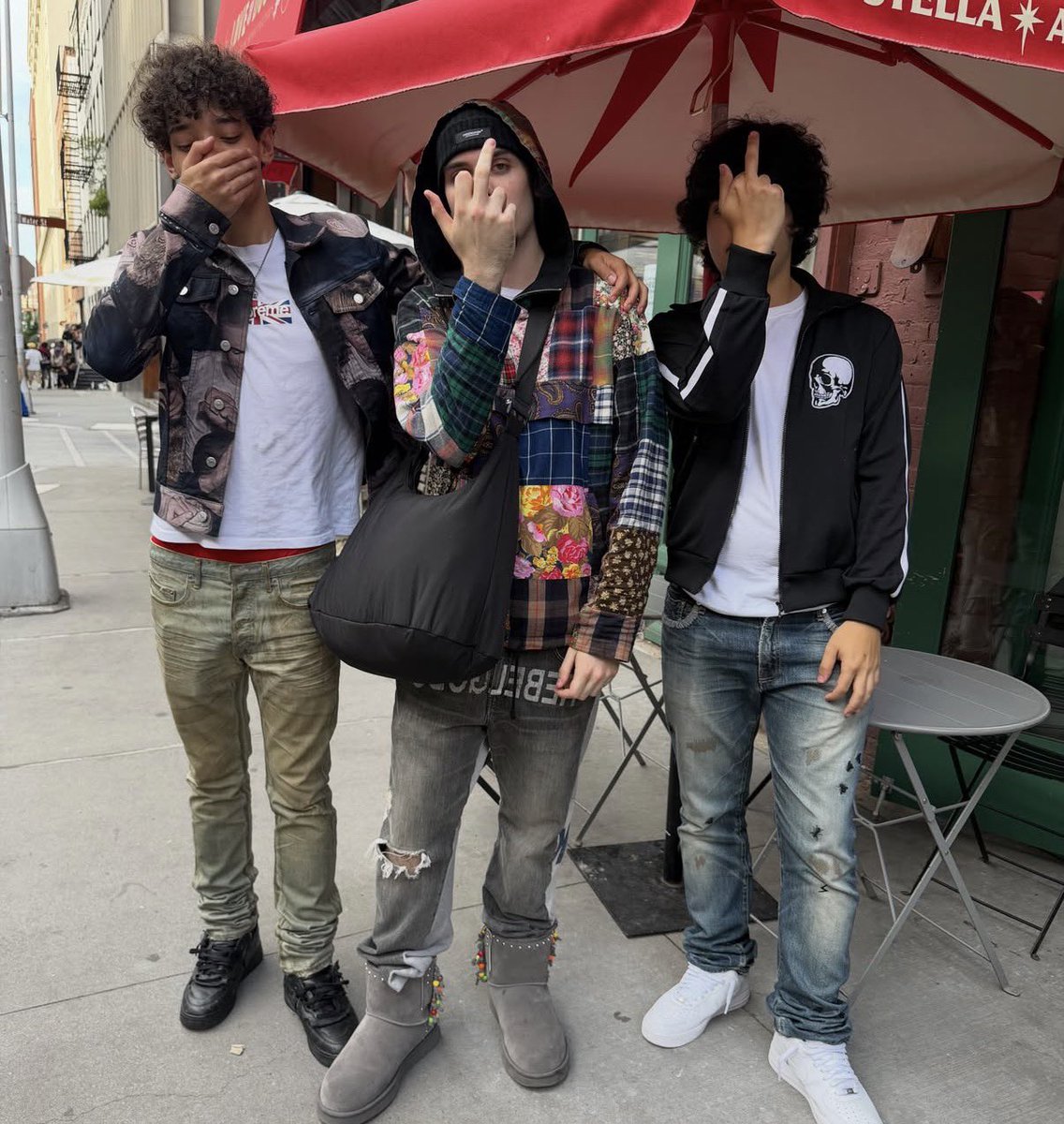 RAFSIMONSGOD2's tweet photo. ここ数年で値段が跳ね上がった流行り物だけで全身固めた、センスのかけらも感じないスタイリングをよく見るけど、こういう高い服ばかり着てる奴に限って、住んでる部屋はクソ狭かったりするんだよな😂 https://t.co/kfg9W3SjxZ