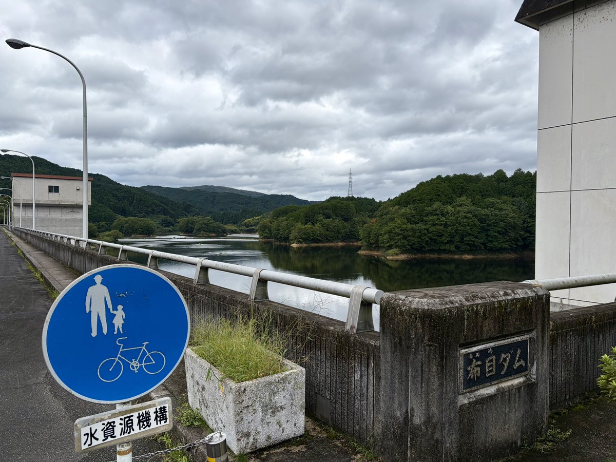 cantgoon0's tweet photo. ダムスタンプラリー集めで、布目ダムと高山ダムへ🚗
途中、同じ目的で巡っているご夫婦にまさかの3度遭遇
こういう偶然も面白いですね😂 https://t.co/58wXoazSPb