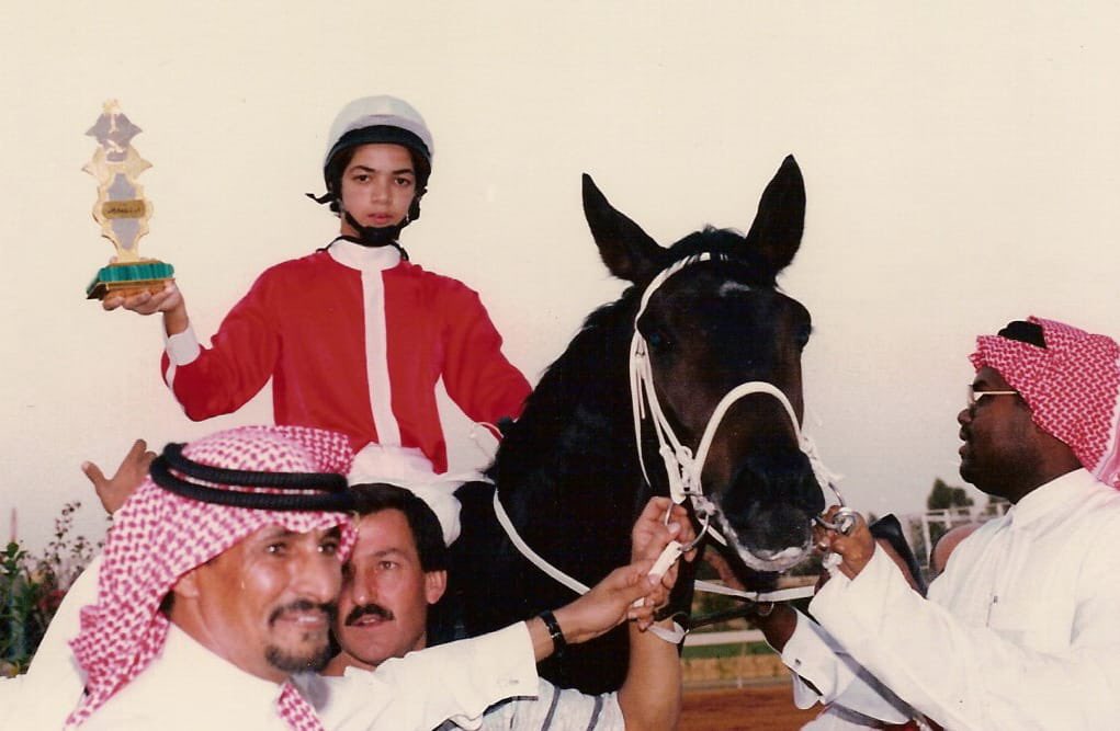 ali_alsehaiman's tweet photo. 📸🏇صورة من ذاكرة
#الفروسية_السعودية
•للأمير
فيصل بن خالد
وأخيه الأمير فهد بن سلمان رحمه الله مع الجواد ابن شداد بعد فوزه🏆 بكأس إمارة المنطقة الشرقية مع الخيال أحمد حمدام الذي تلقى هدية من الامير فهد في ذلك السباق 
•تدريبات عميد المدربين/
مشرف بن مطلق رحمه الله
في #ميدان_الملز https://t.co/cX9vgfBfGe