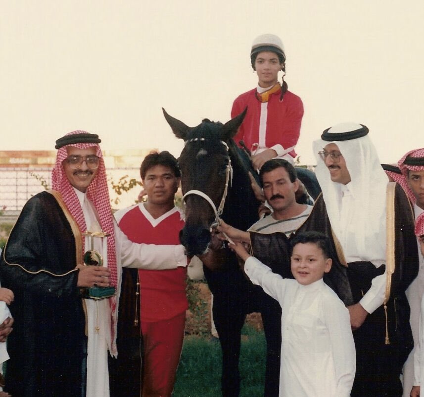 ali_alsehaiman's tweet photo. 📸🏇صورة من ذاكرة
#الفروسية_السعودية
•للأمير
فيصل بن خالد
وأخيه الأمير فهد بن سلمان رحمه الله مع الجواد ابن شداد بعد فوزه🏆 بكأس إمارة المنطقة الشرقية مع الخيال أحمد حمدام الذي تلقى هدية من الامير فهد في ذلك السباق 
•تدريبات عميد المدربين/
مشرف بن مطلق رحمه الله
في #ميدان_الملز https://t.co/cX9vgfBfGe
