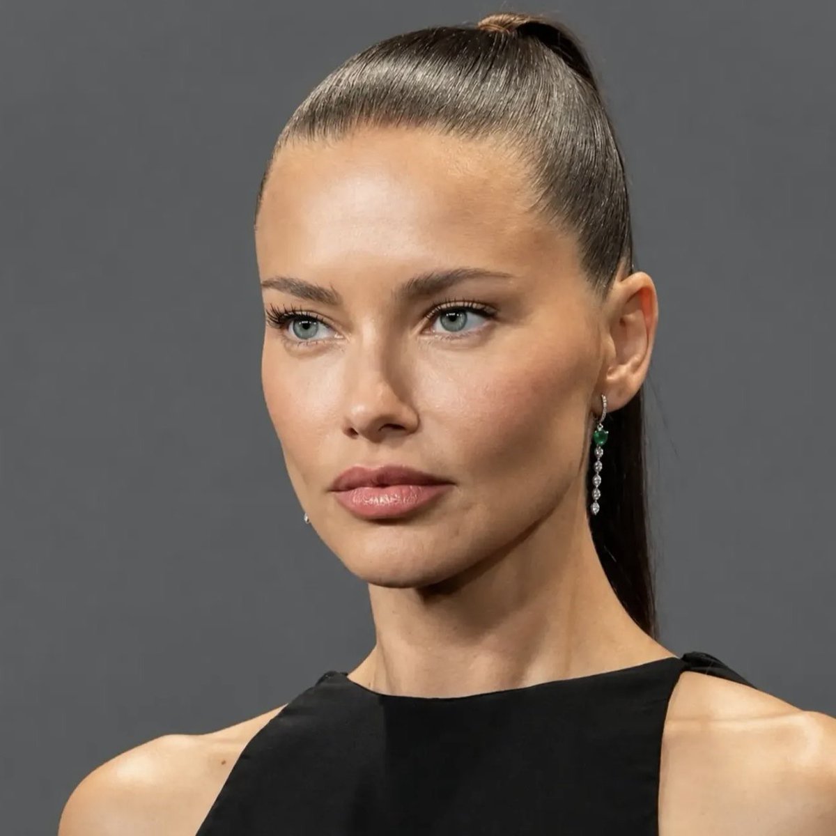 populicc's tweet photo. 45 yaşındaki Adriana Lima, katıldığı etkinlikte fit görüntüsü ve zarafetiyle dikkat çekti. https://t.co/tF8PzoD6rm