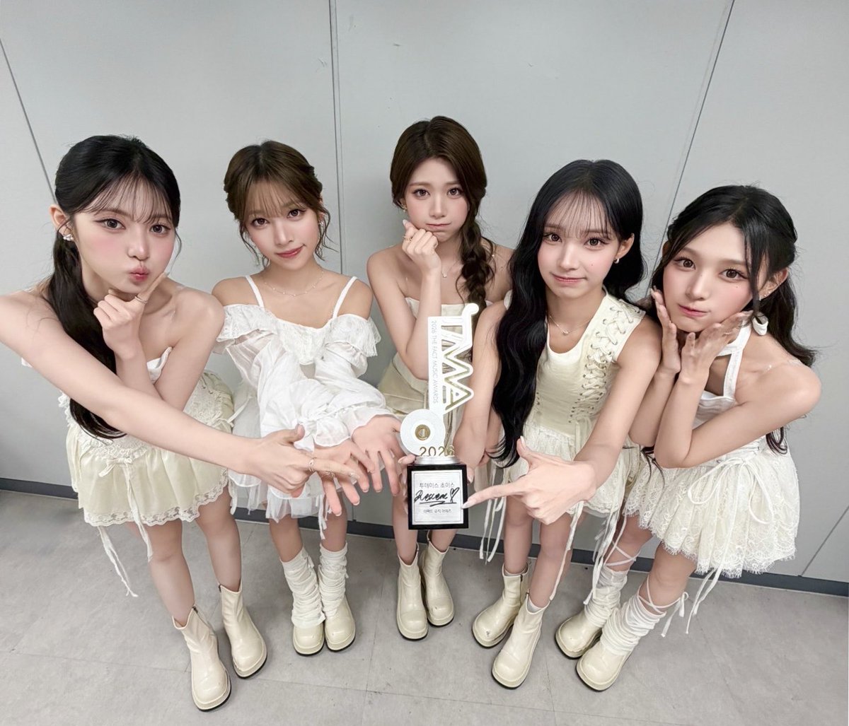 9smdlj's tweet photo. 리센느 이름적힌트로피들고 다같이 가리키고잇는거
권력 ㅁㅊ다는소리가절로나옴 https://t.co/d9vuXxgCfm