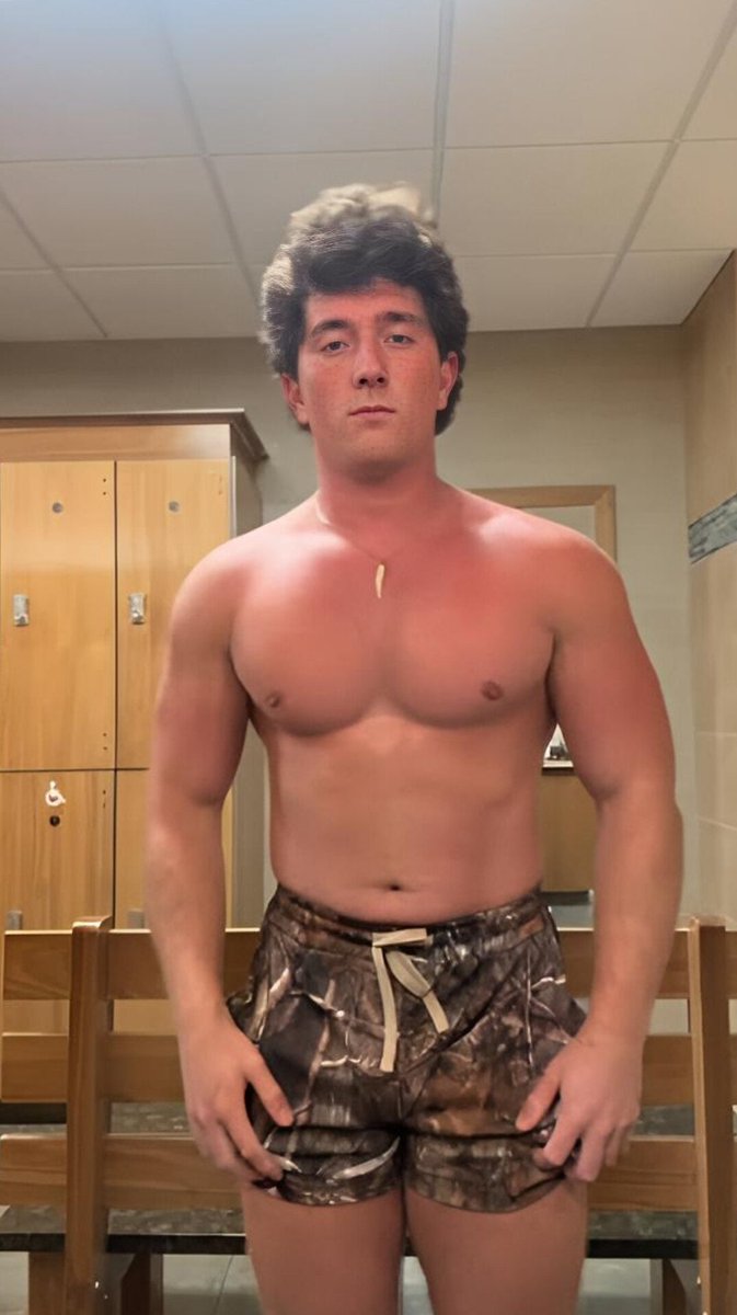 Mossmoviesjo's tweet photo. Jesse Blumenfeld, same place, different moment....

Locker room first. Then the walk off grey shorts, gold chain, back to the camera. Session over, story still going. https://t.co/AyEhFhS8Ps