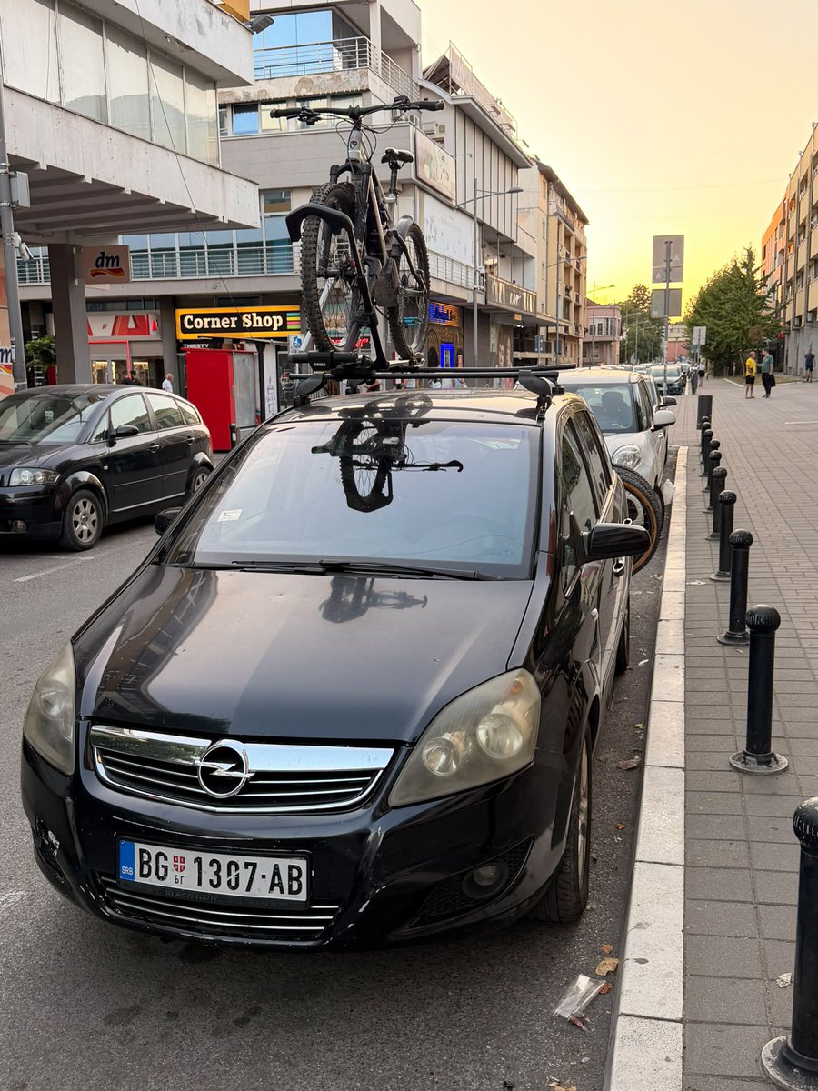 vucicevicdj's tweet photo. Они, као, возе бицикле по Србији.
Па, да, возе бицикле окачене на комбију 🤣🤣🤣 https://t.co/P6R2MoZgsI