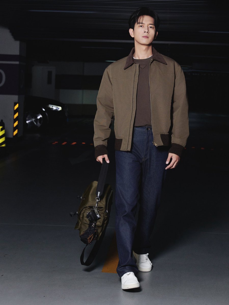 1019source's tweet photo. 260921 Li Xian Studio Weibo update 

Brand Ambassador Li Xian departs for Milan to attend the Prada SS27 show✨

#LiXian #李现 #PradaSS27 @Prada https://t.co/1Ujr8AuUIO