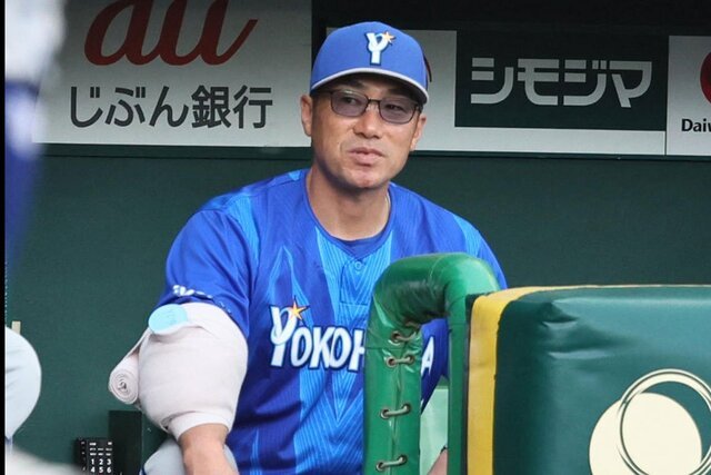 Tigers_140609's tweet photo. ［DeNA］
度会の打球が直撃した相川監督
https://t.co/3Mb3X6JwAI https://t.co/IGdg56layO