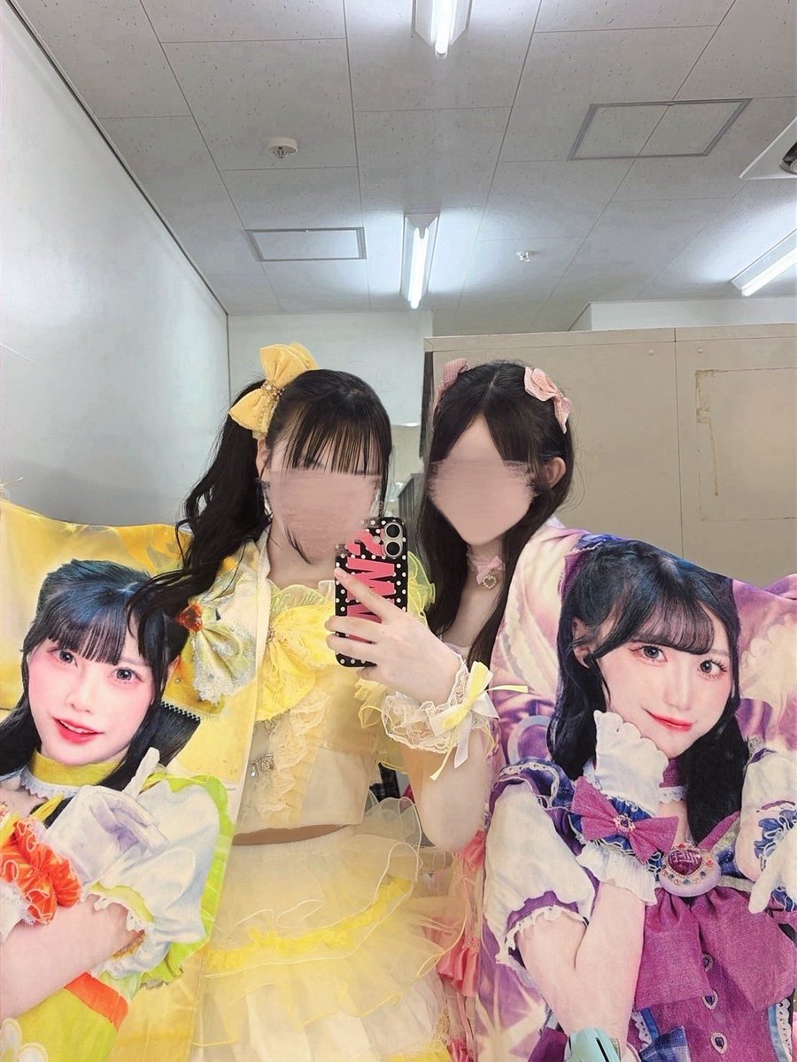 4rllnq's tweet photo. 中学最後の文化祭で念願のアイドルできた🥹♡衣装も振り付けも頑張った甲斐あって大成功だった( ; ; )ステージからの景色忘れられない😭😭✨️iLiFEちゃんに届きますように💭 #きみはみきの幸せ https://t.co/f6TcXsdkFR