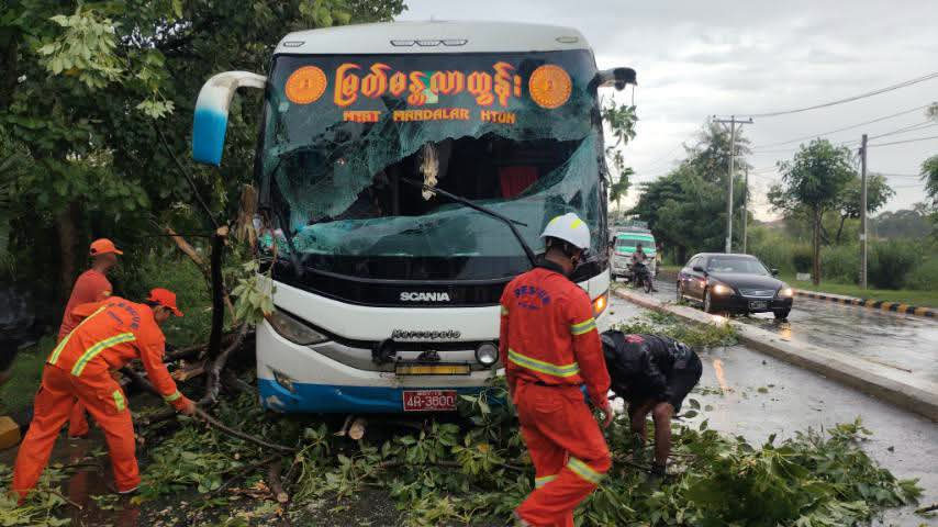 fsd_gov_mm's tweet photo. On 19 September 2026, at about 15:40, a report was received that a tree had fallen onto an express bus on the Yangon–Mandalay Highway, Kyaukse Township, Mandalay Region. SAR members from Kyaukse Township Fire Station carried out clearance operations. https://t.co/h6WXyQ7L6p