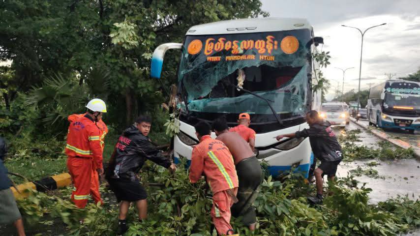 fsd_gov_mm's tweet photo. On 19 September 2026, at about 15:40, a report was received that a tree had fallen onto an express bus on the Yangon–Mandalay Highway, Kyaukse Township, Mandalay Region. SAR members from Kyaukse Township Fire Station carried out clearance operations. https://t.co/h6WXyQ7L6p