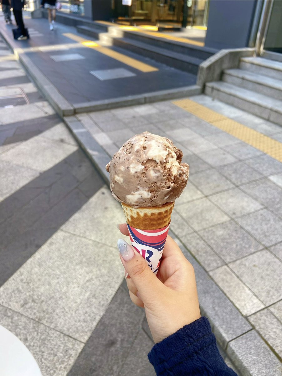 skr_maple_04's tweet photo. サーティワンで食べたアイスが中にチョコボール入ってて美味しかった🌟翻訳すると母はエイリアンになる。名前独特すぎん https://t.co/3eB6YvCFy9