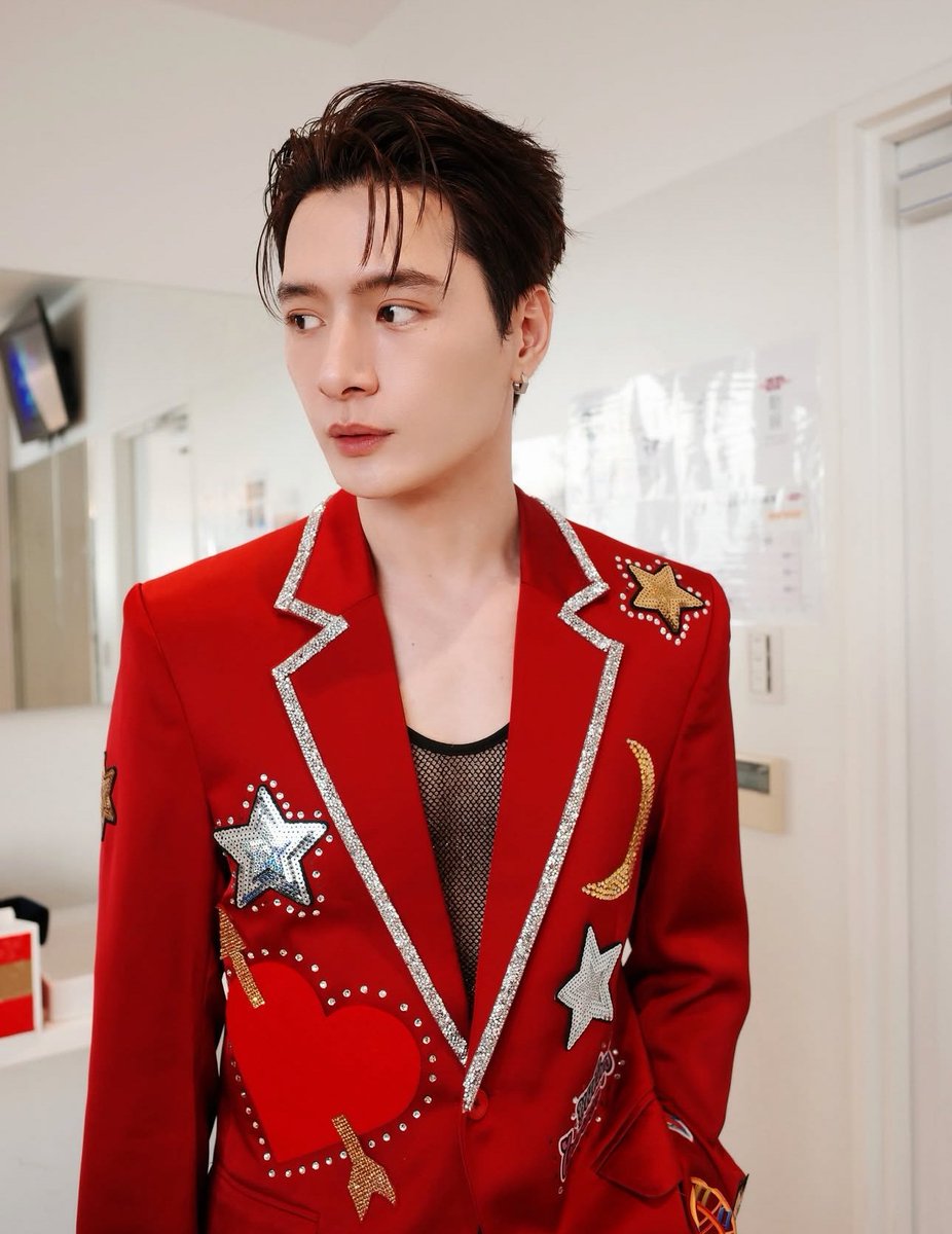 Noblesses15's tweet photo. อยากเห็นคริสกับสีแดงอีกอ่ะ คริสเหมาะกับสีแดงมากเลย คือสีผิวตัดกับสีแดงแล้วมันดูดี มีออร่ามากกกก โดยเฉพาะแดงสุดท้ายคือเหมาะมากๆแดงที่ใช่ แดงที่ชอบ แดงที่คริสคู่ควร แดงที่รักเธอมาเป็น10ปี แดงที่ดีคือแดงที่ชื่อสิงโตนะคะ ชอบคุณค่ะ(ขอบคุณค่ะ)🙏🏻😌 https://t.co/oTCrbQouop