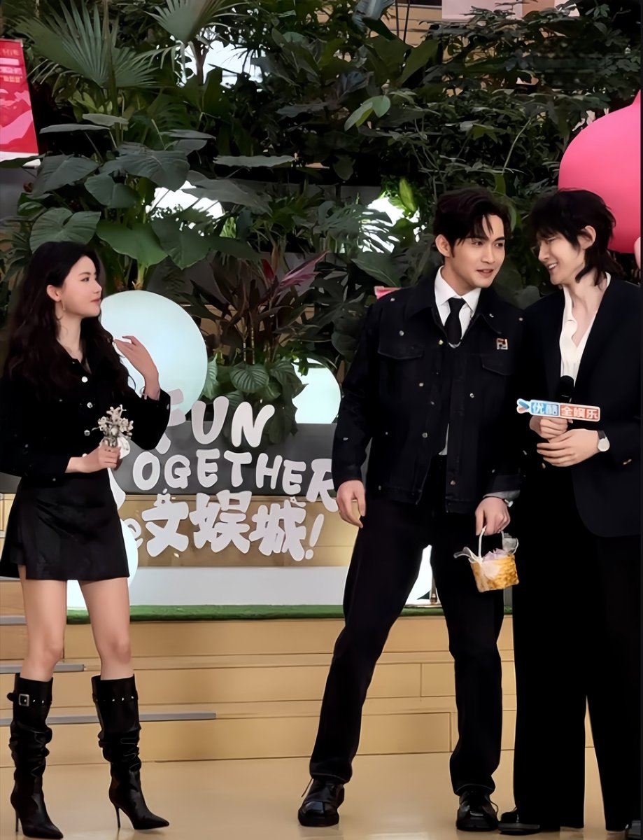 sui_tyi's tweet photo. Fake Conversation! AU

Binbin: Ge, you look stunning today, twice as gorgeous as usual. 
Duo: Hah, you're flattering me too much *laughs*

Meanwhile
Zhenni: Ummm... excuse me, I'm still here.

Sorry, Zhenni, they forgot you were there🤭 #WangDuo #ZhangBinbin https://t.co/pMWRluqhRK