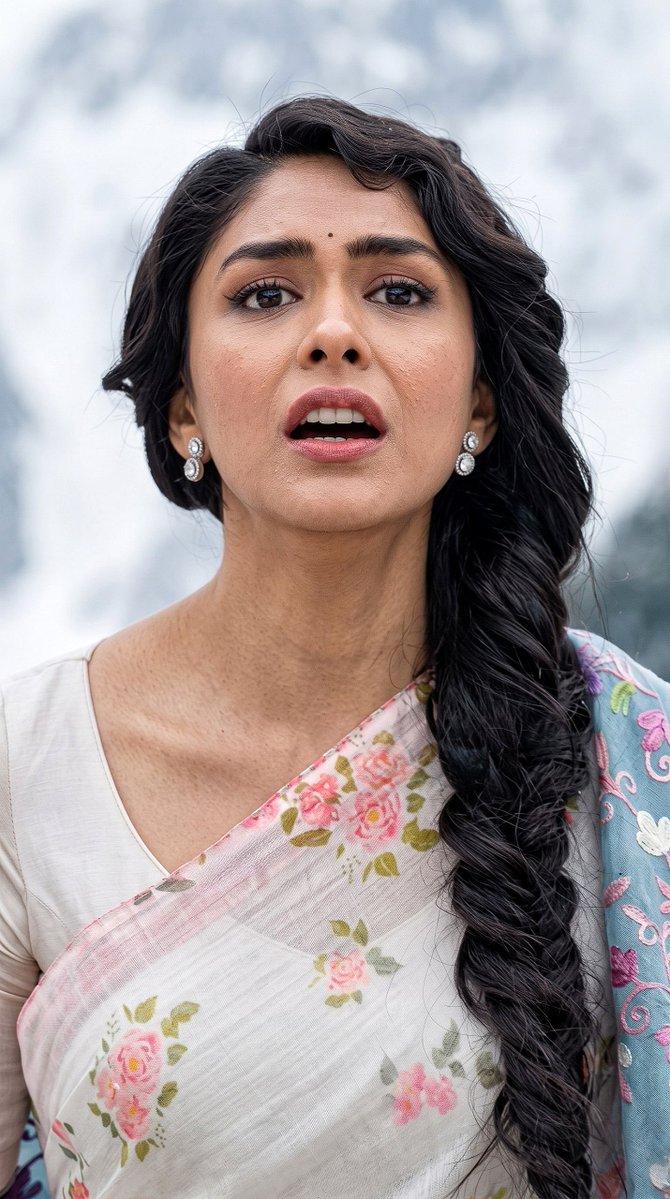 Heroines_hdr's tweet photo. Mrunal Thakur 
#MrunalThakur #Mrunal https://t.co/TWoaBpFHqa