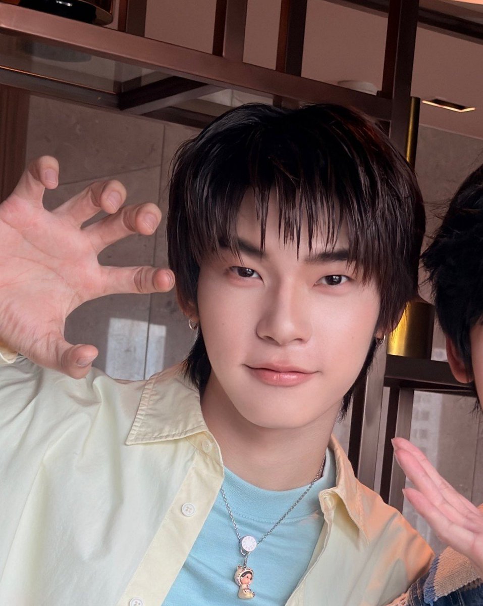 endzhu_'s tweet photo. I can't– I still find it funny that he cut his own hair😭😭 https://t.co/SxwJfkQSpP
