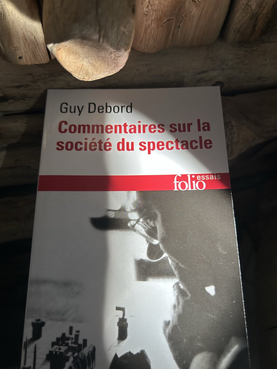 ArmelGuerne1983's tweet photo. Remettons-en une couche sur le macronisme, l’européisme, le zelenskisme : de l’arrivisme vulgaire qui arrive par et pour le spectacle et qui organise à marche forcée l’ensevelissement de l’Histoire. Sauf que l’Histoire est obstinée. Tôt ou tard le Temps prend congé de l’instant. https://t.co/V8GPK8i0YE