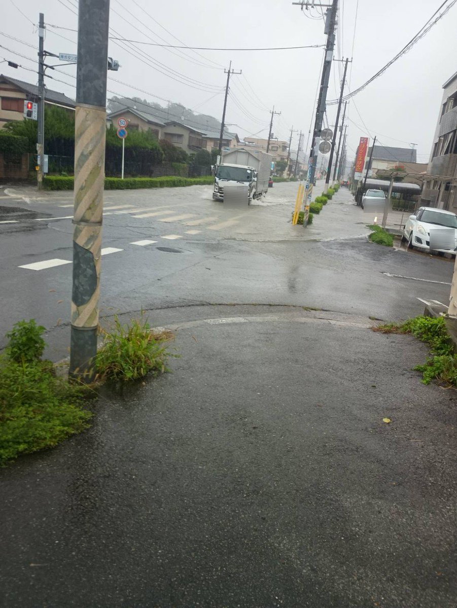 sakura_arikata's tweet photo. ・鏑木交差点（白金方面）
・表町（竜灯橋〜50Мほど）
・表町（川沿いの民家前）

以上のか所は道路冠水していますので、走行の際はご注意下さい。
避難指示も出ていますので、非難される方はお気をつけて避難されて下さい。

#佐倉市
#台風25号
#道路状況 https://t.co/3yN5QhHQwr