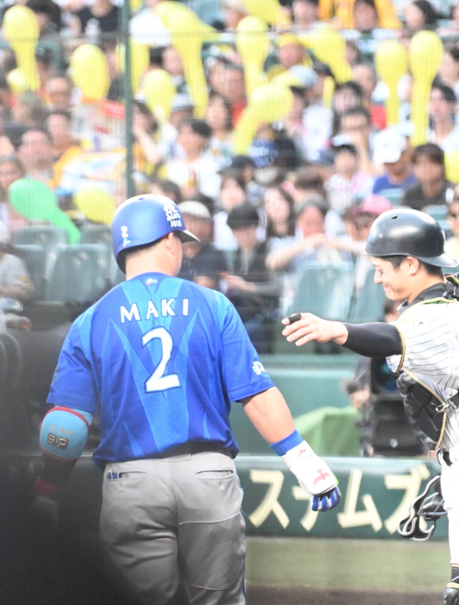 aikaaa_t_aldini's tweet photo. 坂本誠志郎さんがファールチップで痛がってたらしゃがんで様子を見て、阪神ベンチに手招きをし、時間がかかる手当を何一つ文句を言わずに待ってくれて、終わったらお礼を言う坂本誠志郎と握手を交わす
嫌いになれる要素が一つもない
ナイスガイすぎる

2026.09.21 甲子園球場
＃牧秀悟　＃坂本誠志郎 https://t.co/VnD5eGMcgS