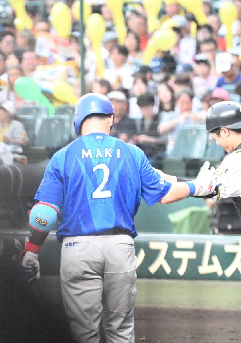 aikaaa_t_aldini's tweet photo. 坂本誠志郎さんがファールチップで痛がってたらしゃがんで様子を見て、阪神ベンチに手招きをし、時間がかかる手当を何一つ文句を言わずに待ってくれて、終わったらお礼を言う坂本誠志郎と握手を交わす
嫌いになれる要素が一つもない
ナイスガイすぎる

2026.09.21 甲子園球場
＃牧秀悟　＃坂本誠志郎 https://t.co/VnD5eGMcgS