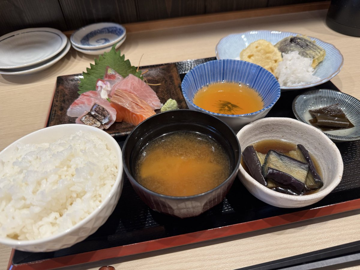 RIE_1536's tweet photo. お出汁と日本酒せつ
柳馬場六角下ル
前から気になっていたお店、通りから奥まったと��ろにある。
お刺身定食をチョイス、炙ったサワラがおいしかった。 https://t.co/ffPBvMJxaM