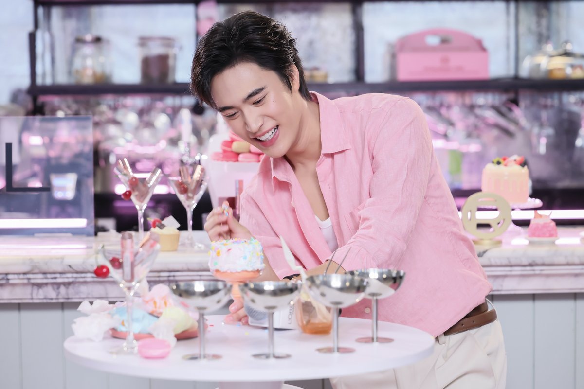 LOrealParisTH's tweet photo. 🧁 รับชมภาพบรรยากาศสุดพิเศษ ในกิจกรรม 𝘼 𝙎𝙒𝙀𝙀𝙏 𝘼𝙁𝙏𝙀𝙍𝙉𝙊𝙊𝙉 𝙒𝙄𝙏𝙃 𝙂𝙀𝙈𝙄𝙉𝙄 ✨

ภายในงานเต็มไปด้วยความสนุก รอยยิ้ม และโมเมนต์สุดประทับใจ กับ Hyaluron Tint Lip Stain Serum ให้ทุกคนได้ริมฝีปากฉ่ำวาว ชุ่มชื้น ติดทนตลอดวัน พร้อมร่วมทำกิจกรรมสุดเอ็กซ์คลูซีฟไปกับ @gemini_ti  ไม่ว่าจะเป็นถ่ายรูปคู่ใกล้ชิด เล่นเกมสนุก ๆ และรับของขวัญชิ้นพิเศษกลับบ้าน 💖

ขอบคุณแฟนคลับทุกท่านที่มาร่วมสนุกกัน แล้วพบกันใหม่ในกิจกรรมครั้งถัดไป รอติดตามได้เลย 🙏🏻

#LOrealParisTH #LOrealMakeupTH #Makeup #ลิปทินต์ไฮยา #LOrealHyaluronTint #LOrealParisXGemini #LOrealHyaluronTintxGemini