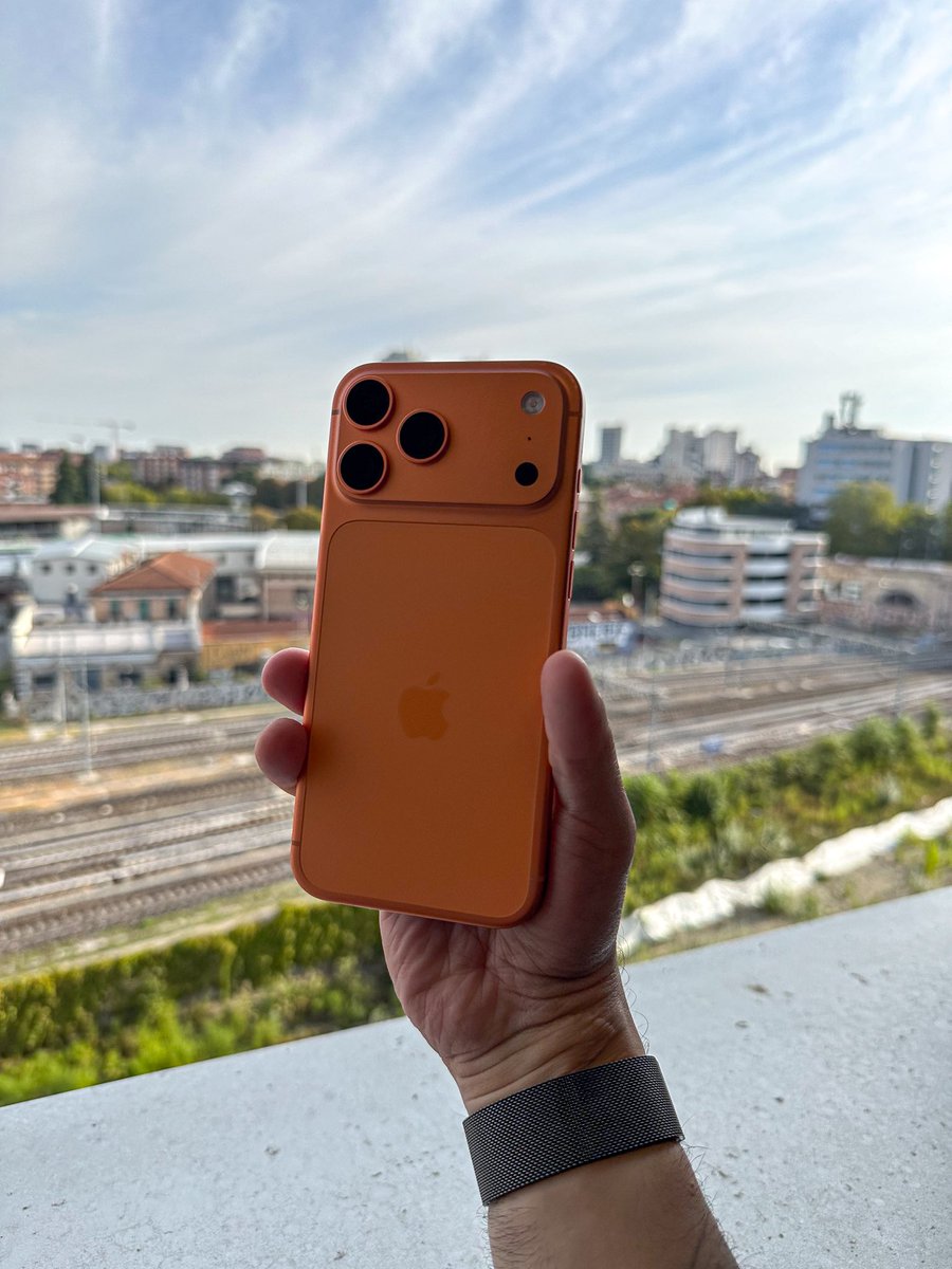 DenisGargano's tweet photo. Dove tutti rincorrono iPhone 18 Pro io ho fatto l’upgrade da iPhone 14 Pro ad iPhone 17 Pro Max https://t.co/RZspr02wj0