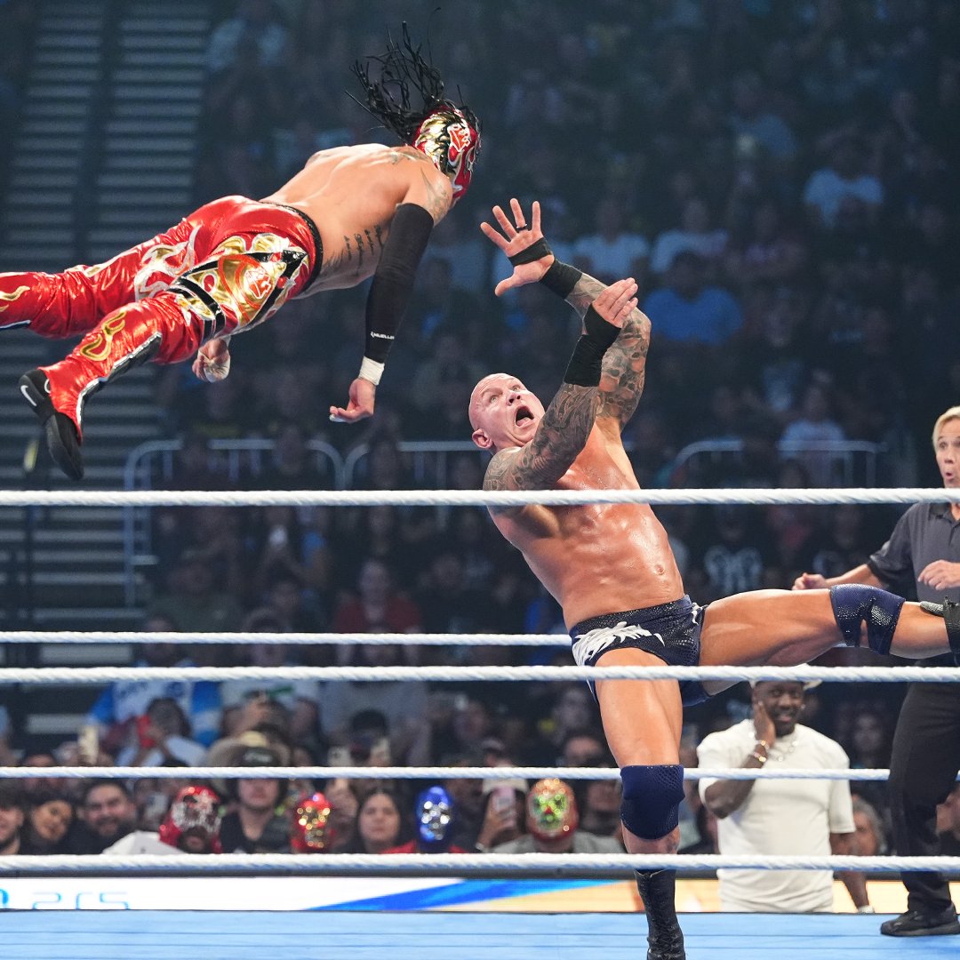 WWEespana's tweet photo. Cómo me espera el lunes después de cada finde:
@ReyFenixMx @RandyOrton #SmackDown https://t.co/uZ2ln0nTAU