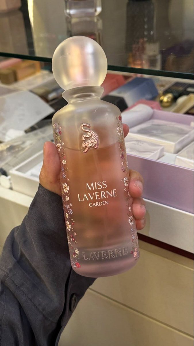 auliadanaya's tweet photo. PARFUM ARAB WANGI BUNGA TUH NGGAK CUMA ROSE NOIR, GAIS 😭🌹

Aku nemu 2 yang menurutku malah JAUHHH lebih enak 🤣🙏🏻

Satu dry down-nya berubah jadi bunga manis yang seger, satu lagi jasmine-nya mewah dan lembut banget. Vibes-nya beda, tapi dua-duanya bikin pengen nyium terus 😭 https://t.co/NDrOC8gvGz