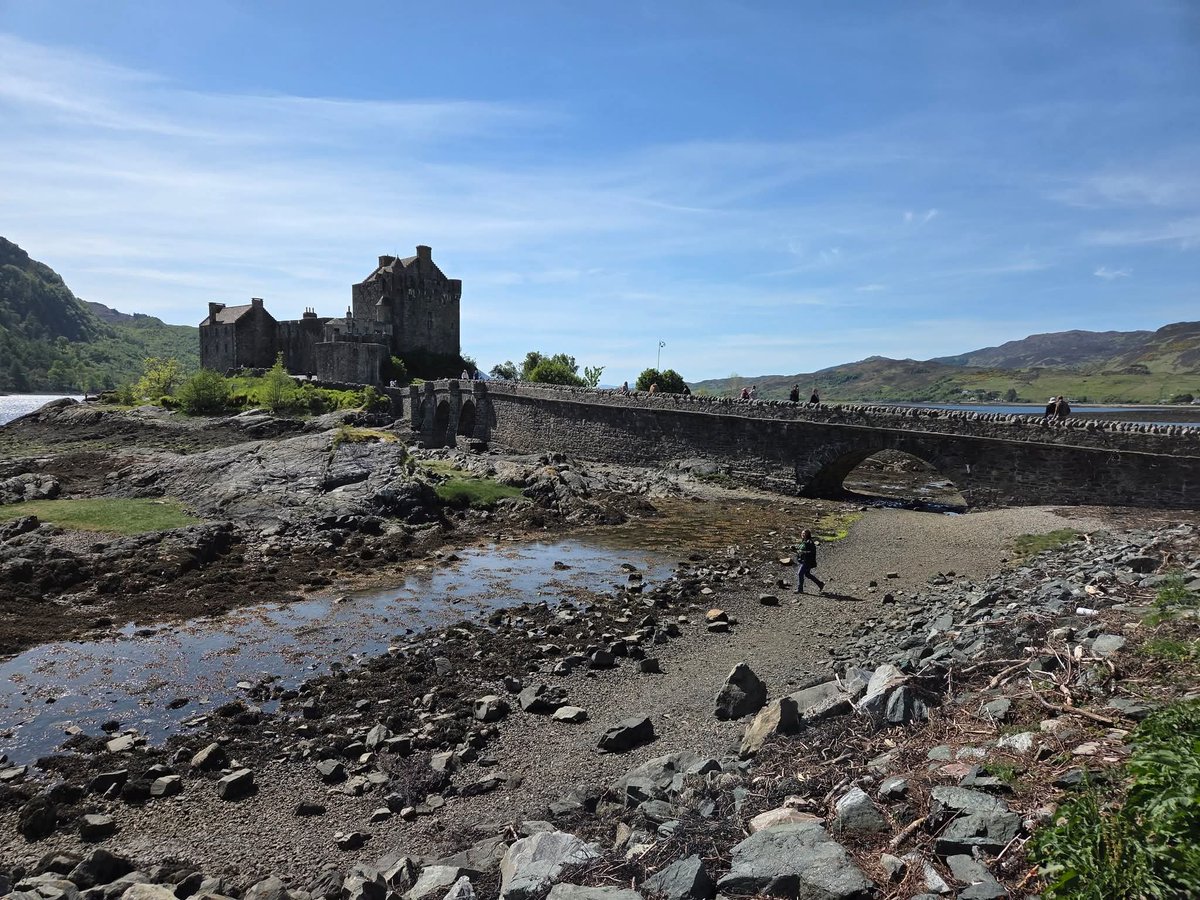 skymanuelima's tweet photo. O #Castelo de #Eilean_Donan foi construído em uma pequena ilha em #Loch_Duich, a oeste das #TerrasAltas escocesas, conectada à margem próxima por uma ponte e situa-se a meia milha da vila de Dornie. A ilha de Eilean Donan foi nomeada em homenagem a Donan de Eigg, um mártir celta. https://t.co/kQyMer1Q4P