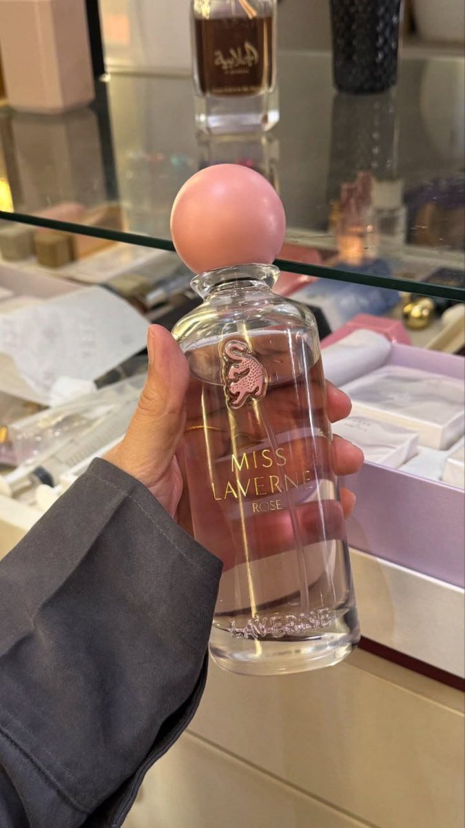 auliadanaya's tweet photo. PARFUM ARAB WANGI BUNGA TUH NGGAK CUMA ROSE NOIR, GAIS 😭🌹

Aku nemu 2 yang menurutku malah JAUHHH lebih enak 🤣🙏🏻

Satu dry down-nya berubah jadi bunga manis yang seger, satu lagi jasmine-nya mewah dan lembut banget. Vibes-nya beda, tapi dua-duanya bikin pengen nyium terus 😭 https://t.co/NDrOC8gvGz