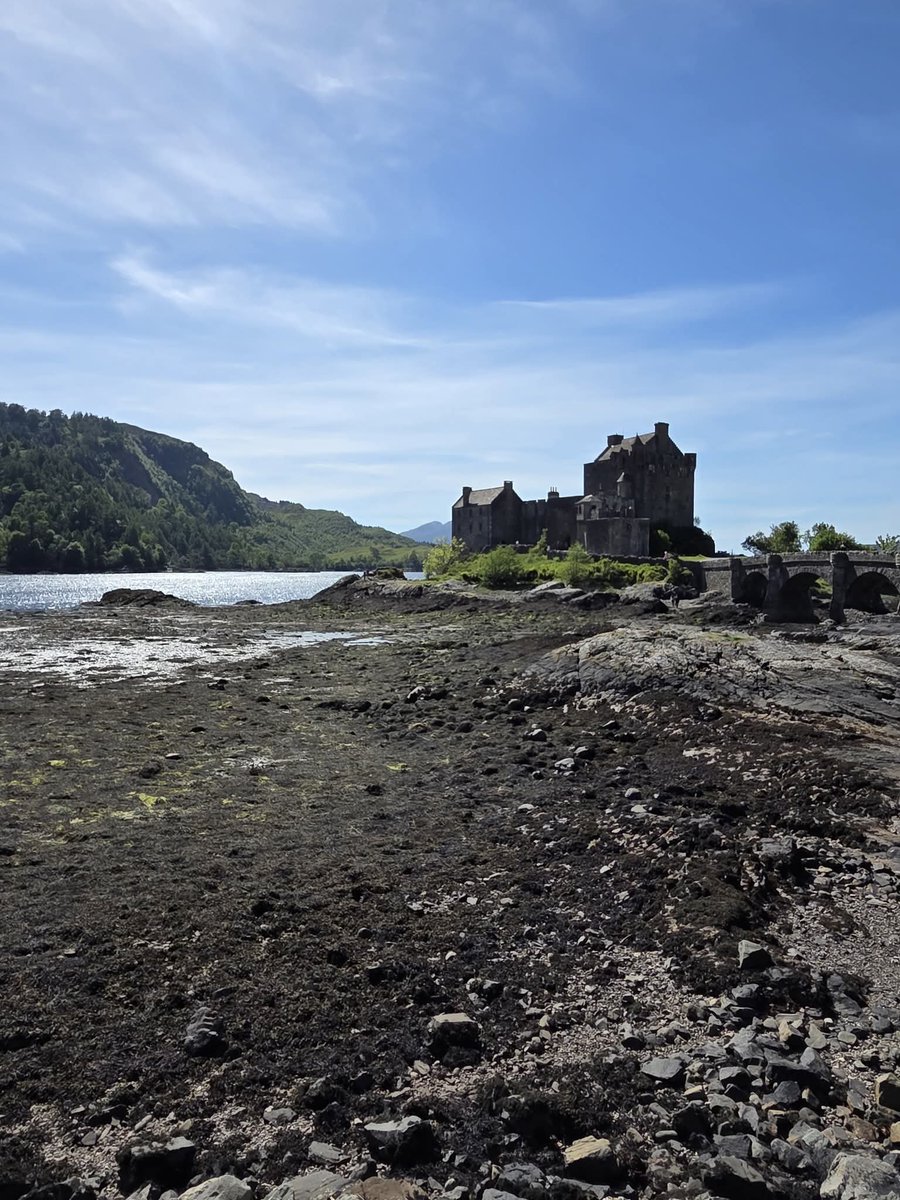 skymanuelima's tweet photo. O #Castelo de #Eilean_Donan foi construído em uma pequena ilha em #Loch_Duich, a oeste das #TerrasAltas escocesas, conectada à margem próxima por uma ponte e situa-se a meia milha da vila de Dornie. A ilha de Eilean Donan foi nomeada em homenagem a Donan de Eigg, um mártir celta. https://t.co/kQyMer1Q4P
