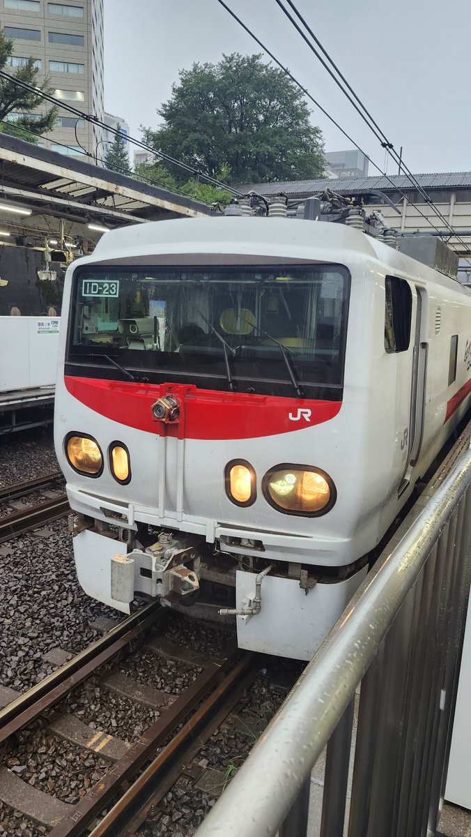 Kinjo_Maika's tweet photo. 中野で引き返して御茶ノ水で14:25発のEast-iEのE491系を撮りました…私と同じ事考える人がいました…どう見ても鉄オタではない女性の方も物の珍しさに撮ってたそうです。
#JR東日本 #EastiE #E491系 #御茶ノ水 https://t.co/FHefw8CRu5