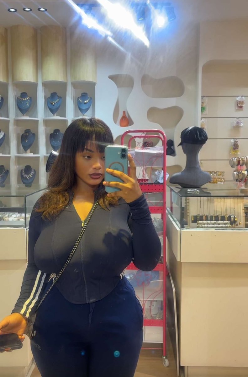 TheDamiForeign's tweet photo. But wetin fit make Carter efe leave babe wey fine like this?🤔 https://t.co/Nn41EscjVy
