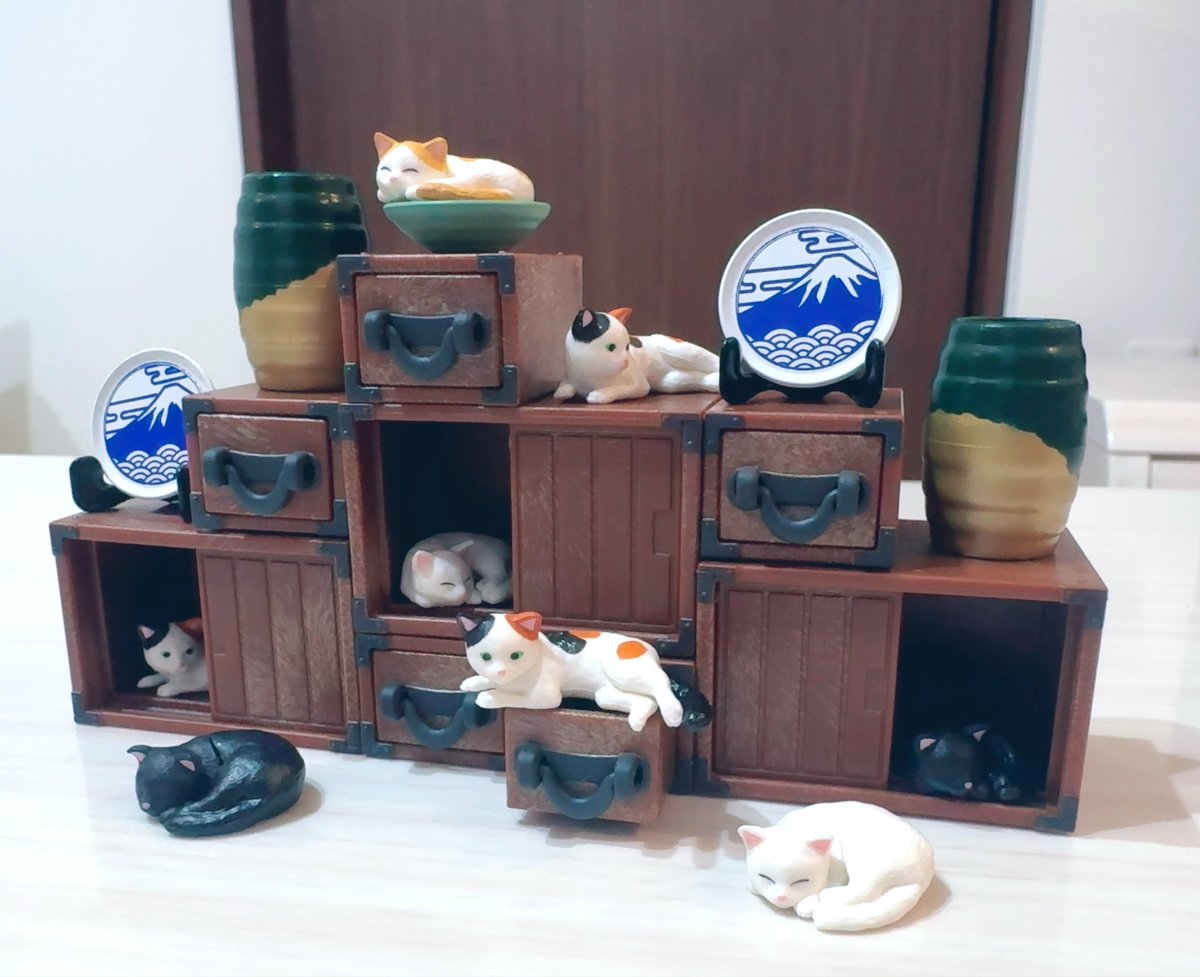 MISAHARU_cy's tweet photo. なんか静かだなぁって思ってたらなもせんが猫と箪笥でひとり遊びしてた かわいい https://t.co/8rj21yL0xz