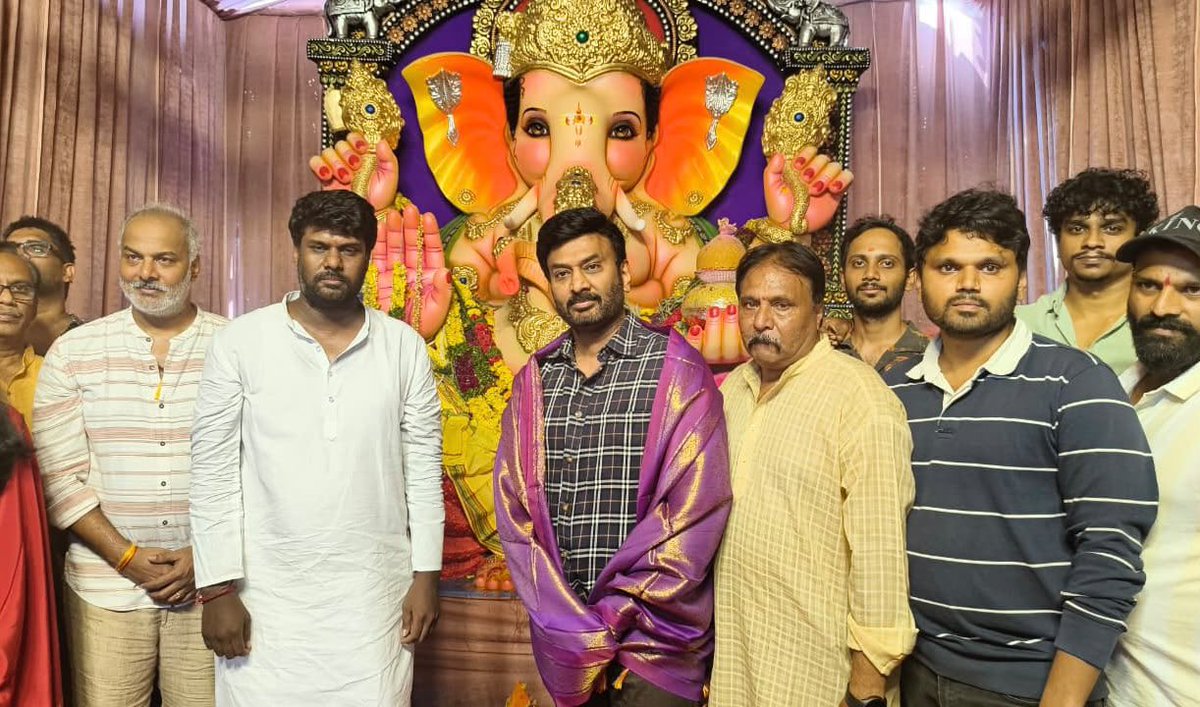 TeamRamtalluri's tweet photo. హైదరాబాద్ నగరంలోని వివిధ గణపతి పూజా కార్యక్రమాల్లో జనసేన పార్టీ ప్రధాన కార్యదర్శి శ్రీ రామ్ తాళ్లూరి గారు పాల్గొన్నారు.

కిరణ్ టీవీ కిరణ్ గారి ఆహ్వానం మేరకు నిర్వహించిన గణపతి పూజా కార్యక్రమంలో పాల్గొని వినాయక స్వామివారిని దర్శించుకుని ప్రత్యేక పూజలు నిర్వహించారు.

అలాగే శ్రీ సాయి ప్రకాష్ గారి ఆహ్వానం మేరకు సనత్‌నగర్‌లోని ఉదయ్‌నగర్ కాలనీలో జరిగిన గణపతి పూజా కార్యక్రమంలో పాల్గొని భక్తులతో ఆత్మీయంగా మమేకమయ్యారు.

ఈ సందర్భంగా వినాయక స్వామివారి ఆశీస్సులు ప్రజలందరికీ లభించాలని, రాష్ట్రంలో సుఖశాంతులు, అభివృద్ధి, ఐశ్వర్యాలు వెల్లివిరియాలని ఆకాంక్షించారు.

#RamTalluri #JanaSenaParty #Hyderabad #GaneshChaturthi #GanapathiPooja #JanaSenaTelangana