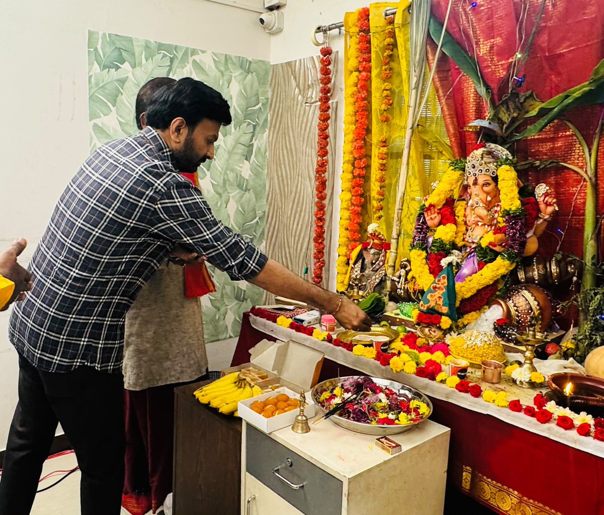 TeamRamtalluri's tweet photo. హైదరాబాద్ నగరంలోని వివిధ గణపతి పూజా కార్యక్రమాల్లో జనసేన పార్టీ ప్రధాన కార్యదర్శి శ్రీ రామ్ తాళ్లూరి గారు పాల్గొన్నారు.

కిరణ్ టీవీ కిరణ్ గారి ఆహ్వానం మేరకు నిర్వహించిన గణపతి పూజా కార్యక్రమంలో పాల్గొని వినాయక స్వామివారిని దర్శించుకుని ప్రత్యేక పూజలు నిర్వహించారు.

అలాగే శ్రీ సాయి ప్రకాష్ గారి ఆహ్వానం మేరకు సనత్‌నగర్‌లోని ఉదయ్‌నగర్ కాలనీలో జరిగిన గణపతి పూజా కార్యక్రమంలో పాల్గొని భక్తులతో ఆత్మీయంగా మమేకమయ్యారు.

ఈ సందర్భంగా వినాయక స్వామివారి ఆశీస్సులు ప్రజలందరికీ లభించాలని, రాష్ట్రంలో సుఖశాంతులు, అభివృద్ధి, ఐశ్వర్యాలు వెల్లివిరియాలని ఆకాంక్షించారు.

#RamTalluri #JanaSenaParty #Hyderabad #GaneshChaturthi #GanapathiPooja #JanaSenaTelangana