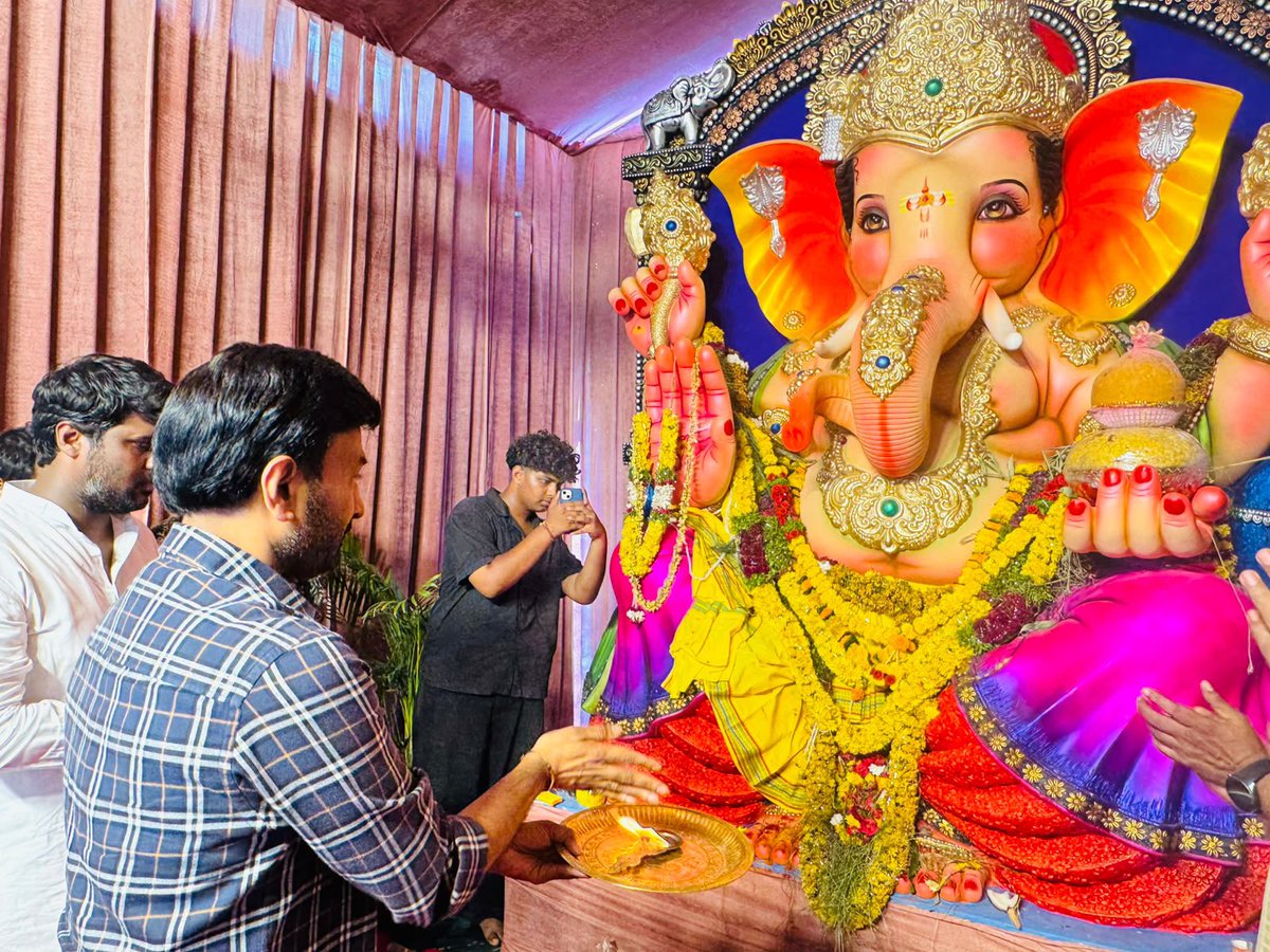 TeamRamtalluri's tweet photo. హైదరాబాద్ నగరంలోని వివిధ గణపతి పూజా కార్యక్రమాల్లో జనసేన పార్టీ ప్రధాన కార్యదర్శి శ్రీ రామ్ తాళ్లూరి గారు పాల్గొన్నారు.

కిరణ్ టీవీ కిరణ్ గారి ఆహ్వానం మేరకు నిర్వహించిన గణపతి పూజా కార్యక్రమంలో పాల్గొని వినాయక స్వామివారిని దర్శించుకుని ప్రత్యేక పూజలు నిర్వహించారు.

అలాగే శ్రీ సాయి ప్రకాష్ గారి ఆహ్వానం మేరకు సనత్‌నగర్‌లోని ఉదయ్‌నగర్ కాలనీలో జరిగిన గణపతి పూజా కార్యక్రమంలో పాల్గొని భక్తులతో ఆత్మీయంగా మమేకమయ్యారు.

ఈ సందర్భంగా వినాయక స్వామివారి ఆశీస్సులు ప్రజలందరికీ లభించాలని, రాష్ట్రంలో సుఖశాంతులు, అభివృద్ధి, ఐశ్వర్యాలు వెల్లివిరియాలని ఆకాంక్షించారు.

#RamTalluri #JanaSenaParty #Hyderabad #GaneshChaturthi #GanapathiPooja #JanaSenaTelangana