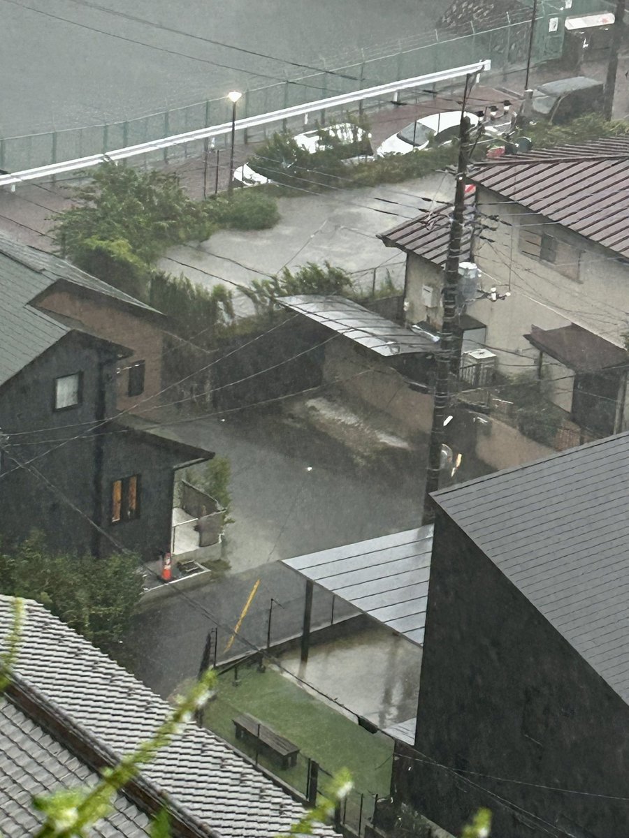 abikoshinonkai's tweet photo. ただいま物凄い雨
前回の線状降水帯に続き、また道路に溢れ始めました
この10年で2回目！！
それくらい降り続いてます
皆さん、くれぐれも気をつけて！
ライヴより生命だよ😅 https://t.co/ym6ulncMSA