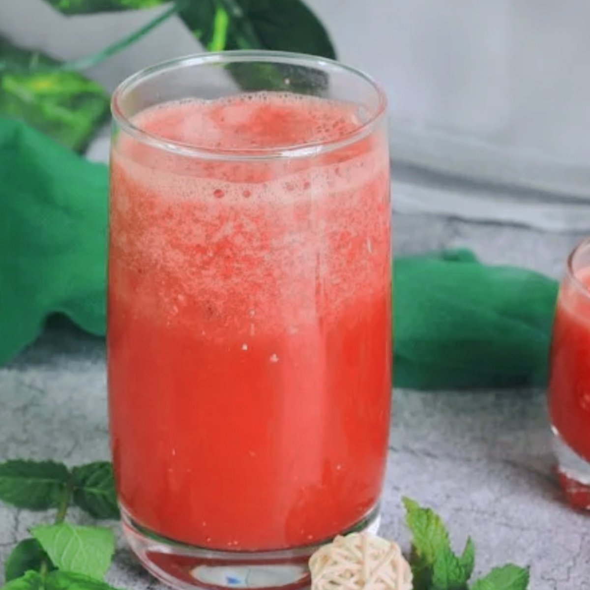 AlisiaMileup's tweet photo. Make a 5-minute iced lemon mint latte: Muddle mint + lemon, pour over cold brew, add ice u0026 a dash of honey. Refreshing summer sip done! https://t.co/2wAFOJUlaK
