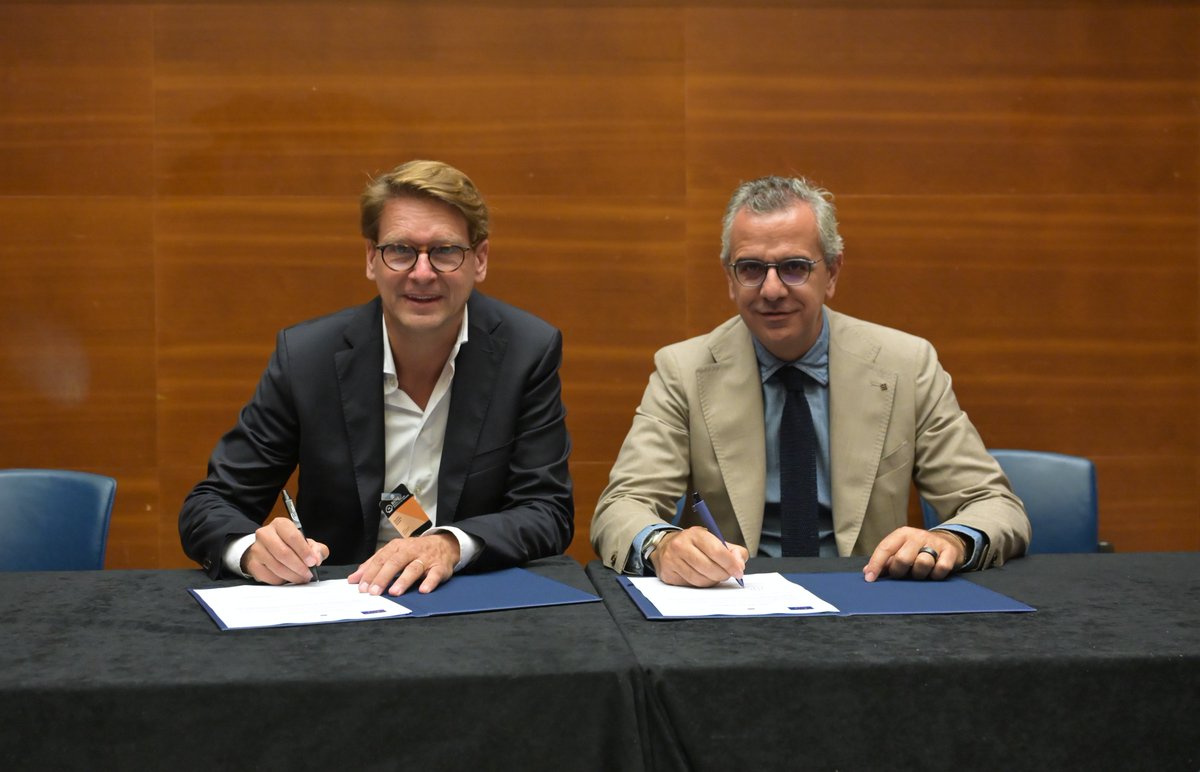 EIF_EU's tweet photo. 🎬 The EIF invests €25m in PYXIS EV to boost financing for European audiovisual production and bring more European stories to screens worldwide.

📸 Signed at the San Sebastián International Film Festival #InvestEU🇪🇺 
https://t.co/t6uFrw7jzG https://t.co/InDa2ZWSMf