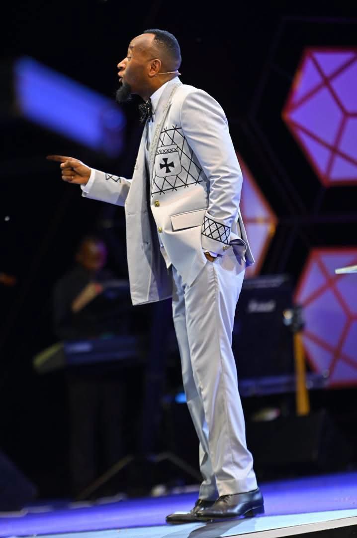 ItsAlisonChris's tweet photo. “We’re talking about Gods testimony about you, what God is already testifying about you, if you knew, you would be amazed. Some of you are on the brink of being thrown out of the house, yet a house has been prepared for you, and that is Gods testimony” prophet Elvis
#ProphetElvis https://t.co/xxzp57ay18
