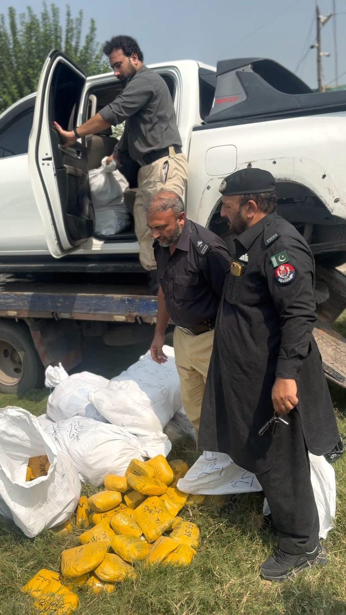 PakVocals's tweet photo. وزیراعلیٰ خیبرپختونخوا محمد سہیل آفریدی  کے  سکواڈ میں شامل ویگو  گاڑی سے 720 کلو گرام چرس اور 240 کلو گرام افیون برآمد،ملزم کی ایکسائز ٹیموں پر فائرنگ اور شدید مزاحمت

خیبر پختونخوا کے وزیراعلیٰ محمد سہیل آفریدی کی سکواڈ میں شامل ایک ویگو گاڑی میں منشیات کی بھاری کھیپ پنجاب اسمگل کیے جانے کی خفیہ اطلاع ایکسائز پولیس کو ملی تھی۔ اسی اطلاع پر منشیات کے خلاف کارروائی کی گئی۔

ایکسائز ٹیموں نے تعاقب جاری رکھتے ہوئے رجسٹریشن نمبر SB  5069 Sindh ٹویوٹا ریو گاڑی کو رنگ روڈ پشاور کے قریب ڈبل روڈ پر قابو میں لے لیا، تاہم ڈرائیور شدید فائرنگ کرتے ہوئے رات کی تاریکی کا فائدہ اٹھا کر موقع سے فرار ہو گیا۔