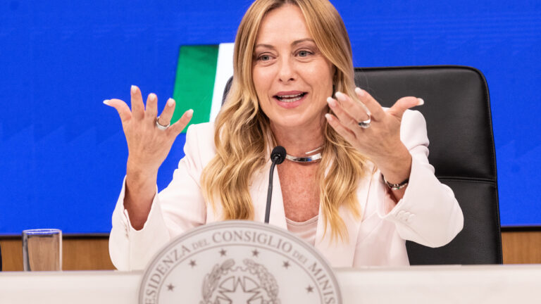 Weltwoche's tweet photo. Italiens Ministerpräsidentin Meloni will Ausländeranteil in Schulklassen begrenzen und Burka sowie Nikab verbieten https://t.co/BBF29R8AcK https://t.co/j09sSjbURX