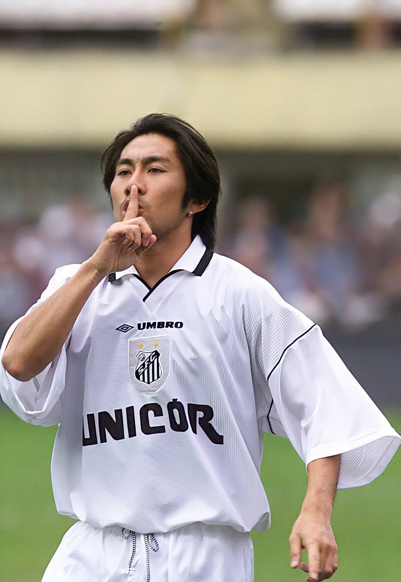 Noitedecopa's tweet photo. - 1998

- Santos 1x1 Portuguesa

- Torcida do SANTOS gritando: “1, 2, 3, coloca o japonês” 🇯🇵

- Leão coloca Maezono

- Ele faz o gol e sai pra comemorar mandando a torcida calar a boca

- Torcida tudo: “?”

- Maezono disse depois que não sabia o que significava e fez porque achou maneiro.